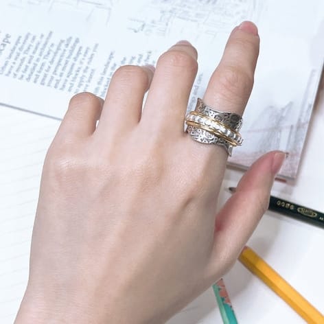 Zoey Simmons Hammered Detail Spinner Ring