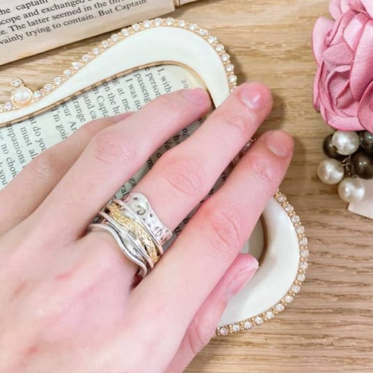 Zoey Simmons Two-Toned Wave Spinner Ring