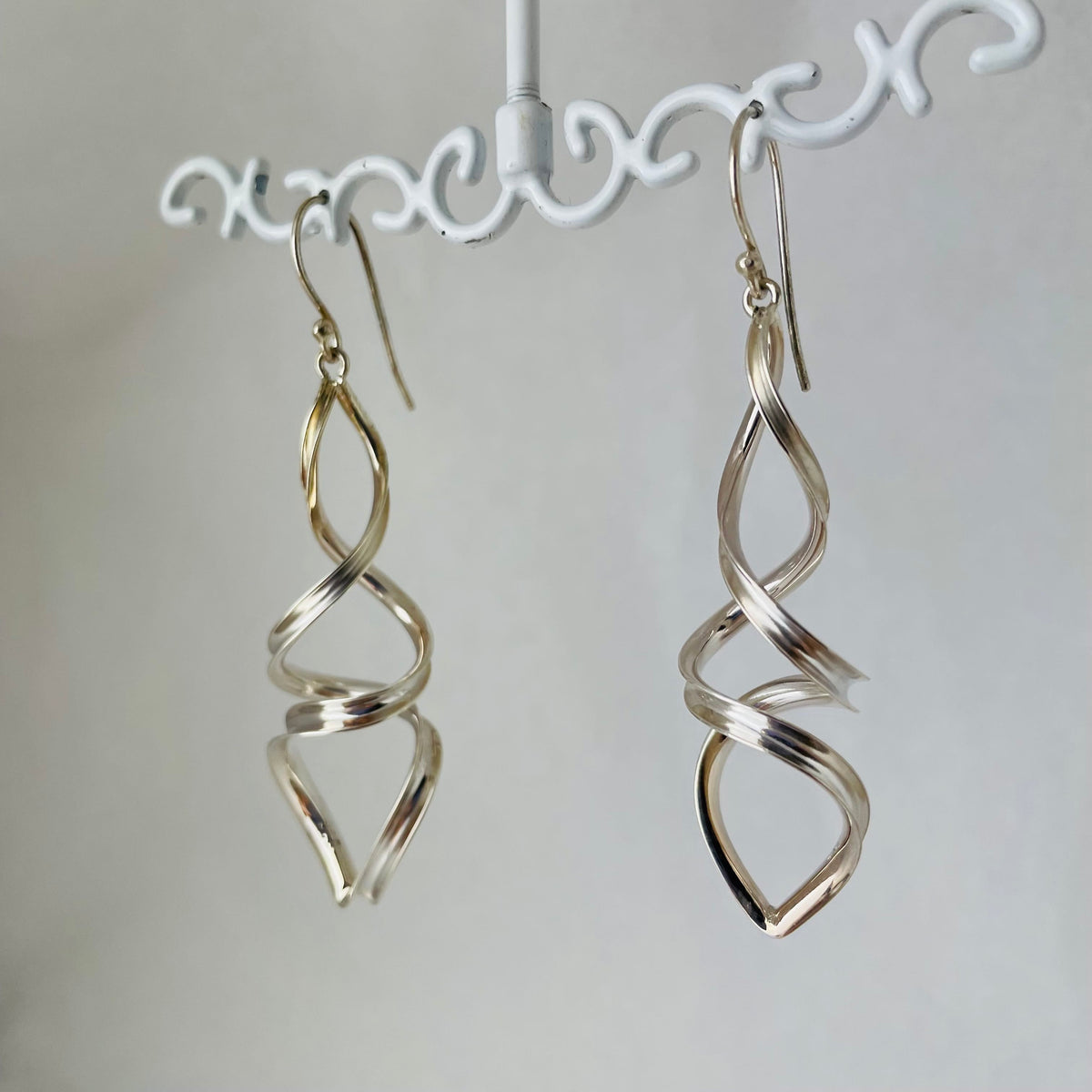 L.E. Leonard Sterling Silver Intertwining Spiral Earring